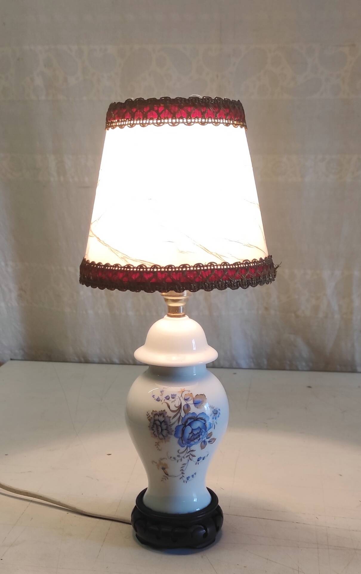 Table lamp in porcelain with floral decoration - mid 20th century.