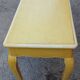 Table jaune à 2 tiroirs