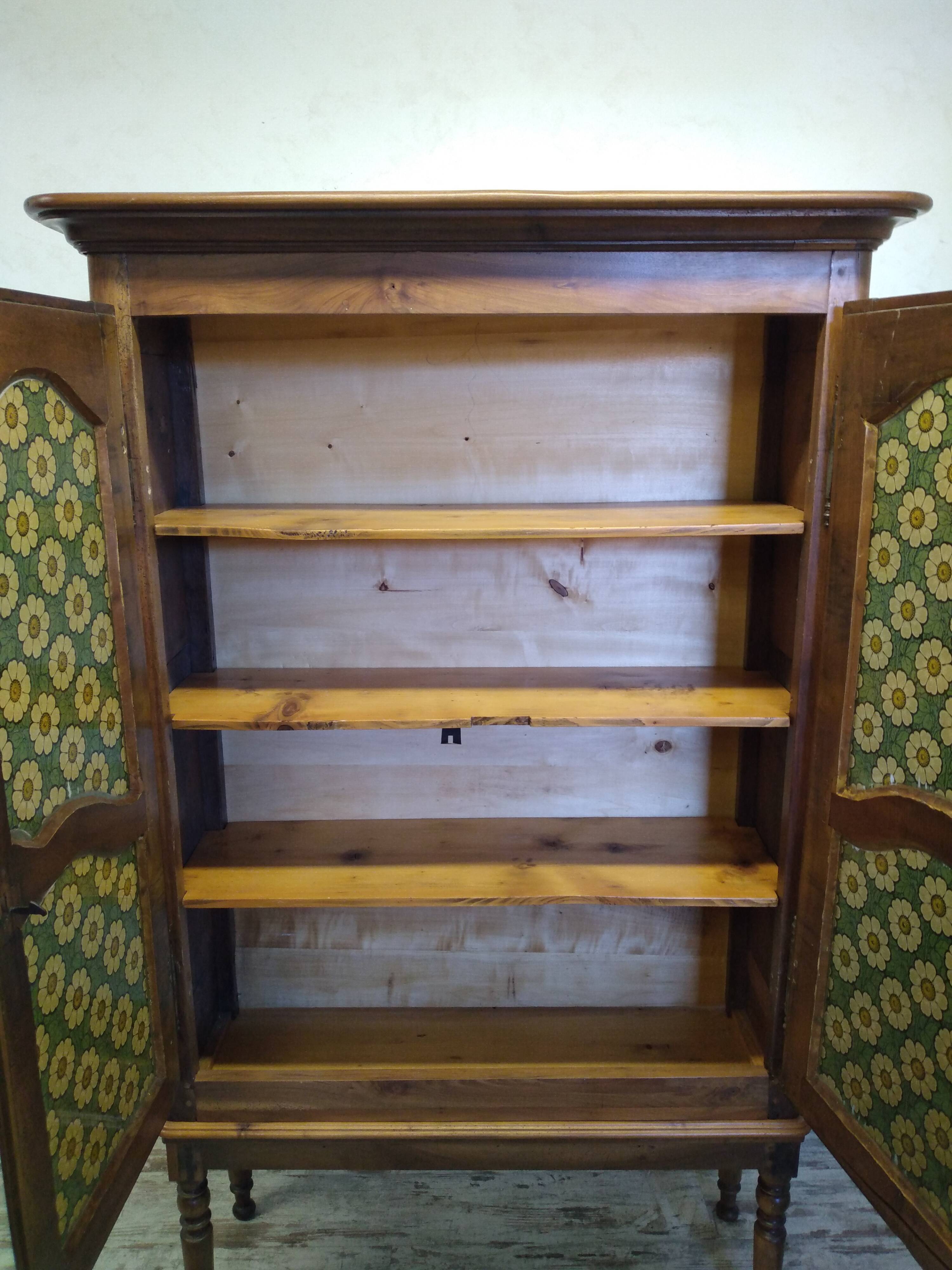 Atypical antique showcase