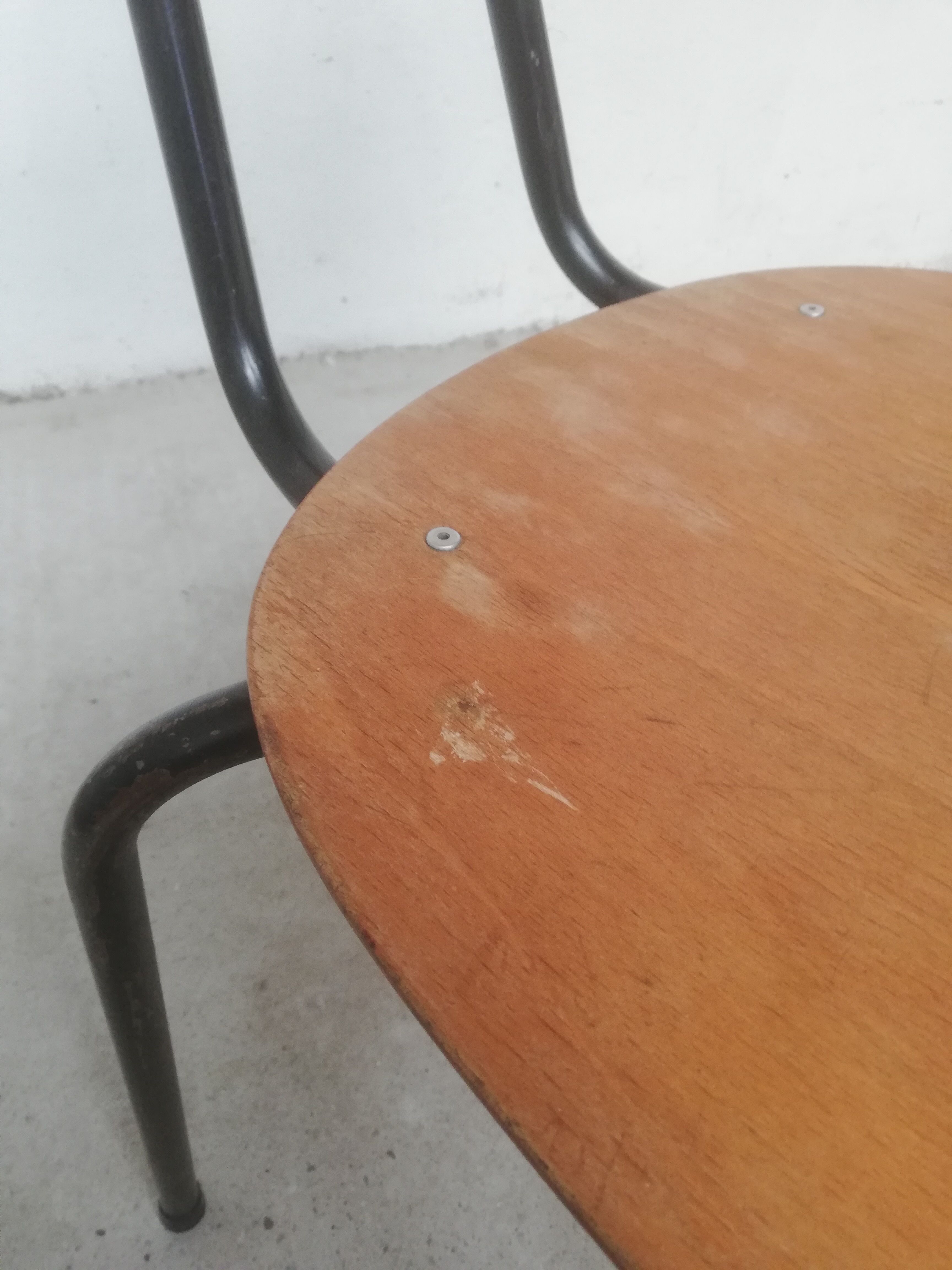Série de 12 chaises en métal et bois