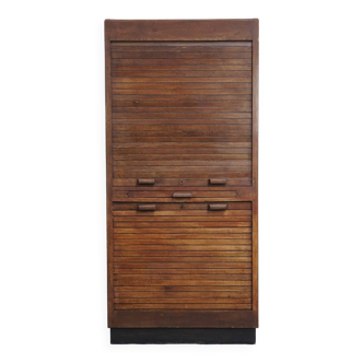 Armoire de notaire ancienne en chêne, avec deux portes coulissantes et une serrure fonctionnelle.