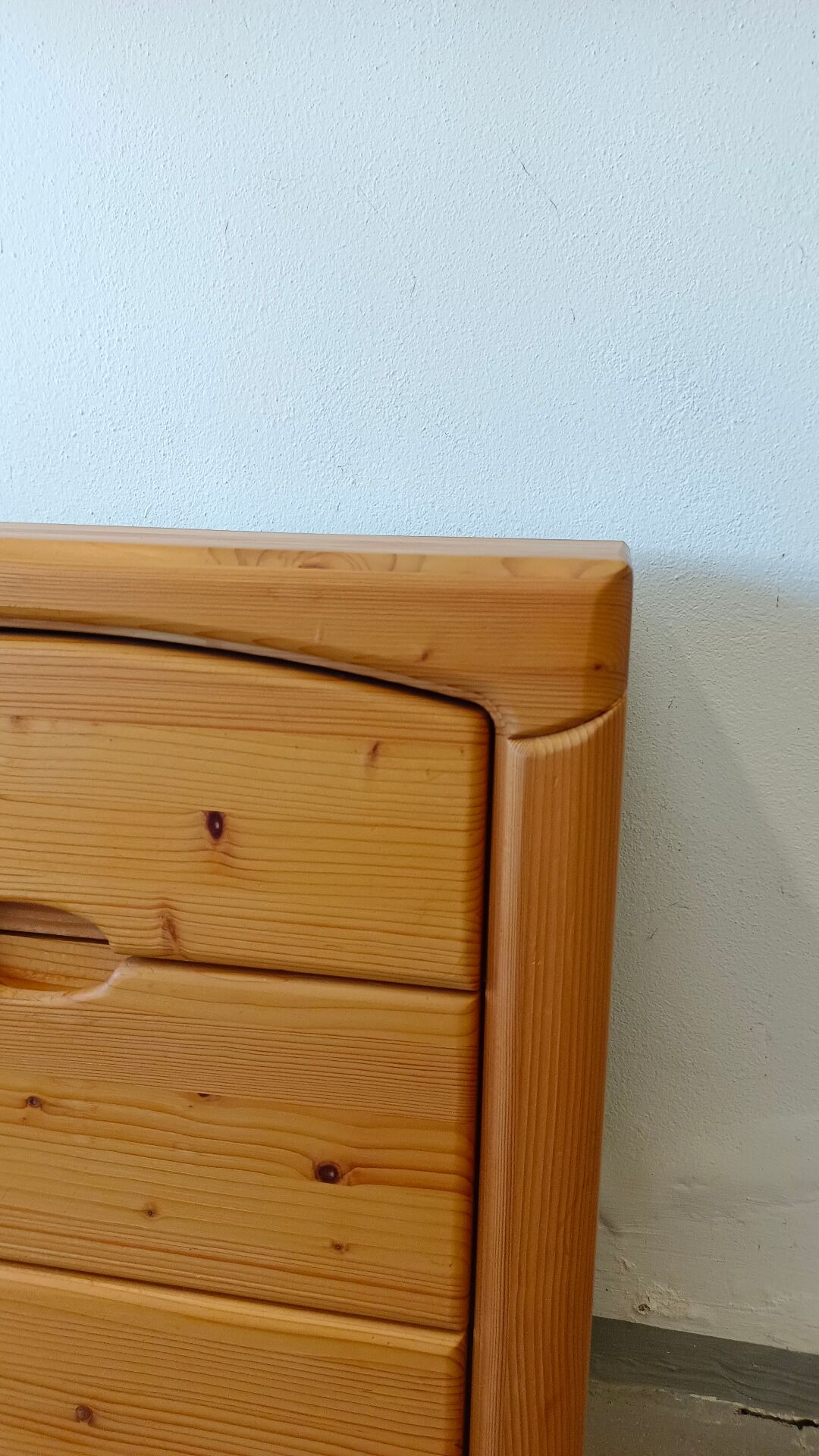 Pine chest of drawers