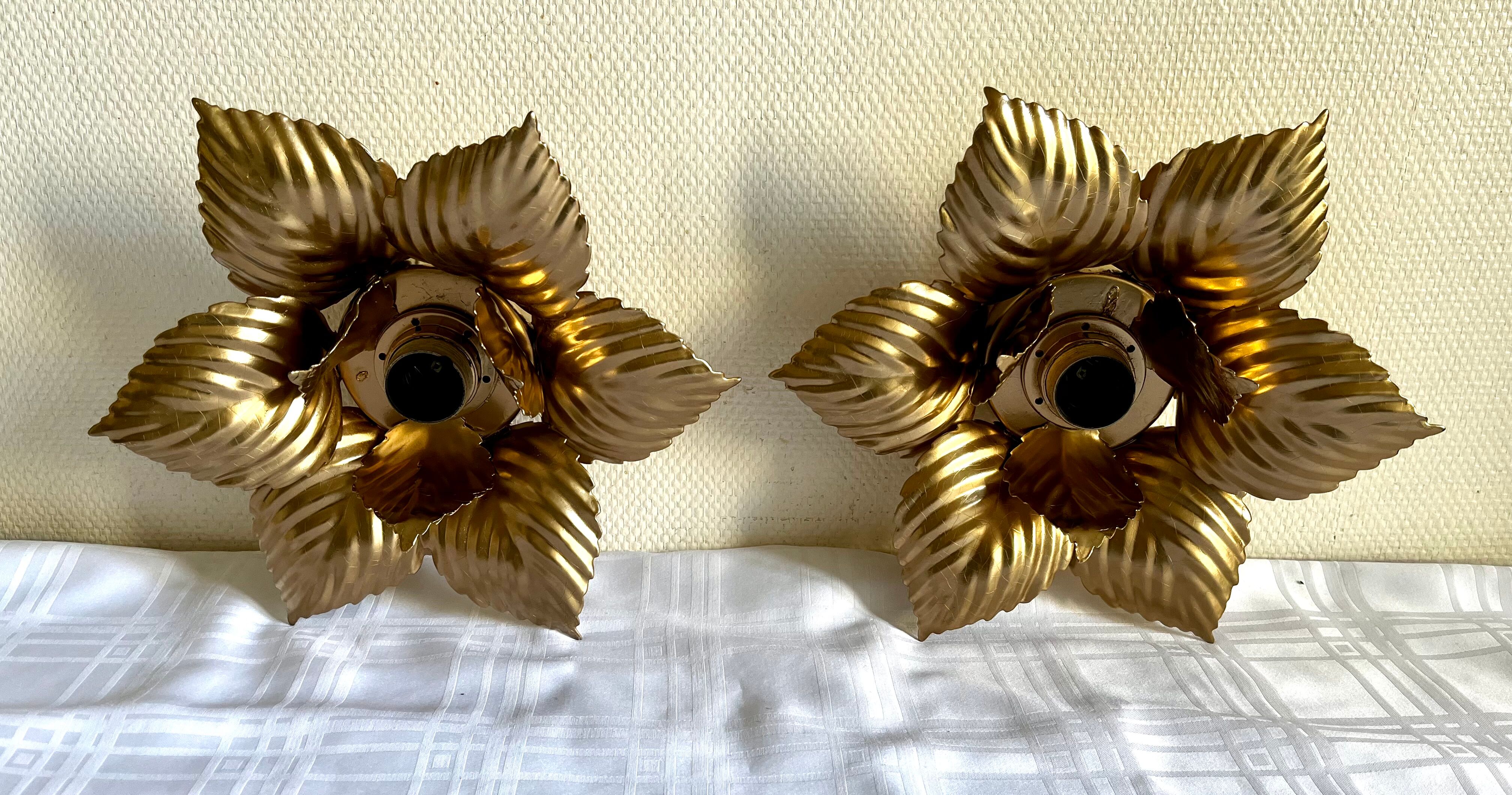 Paire d’appliques fleurs dorées