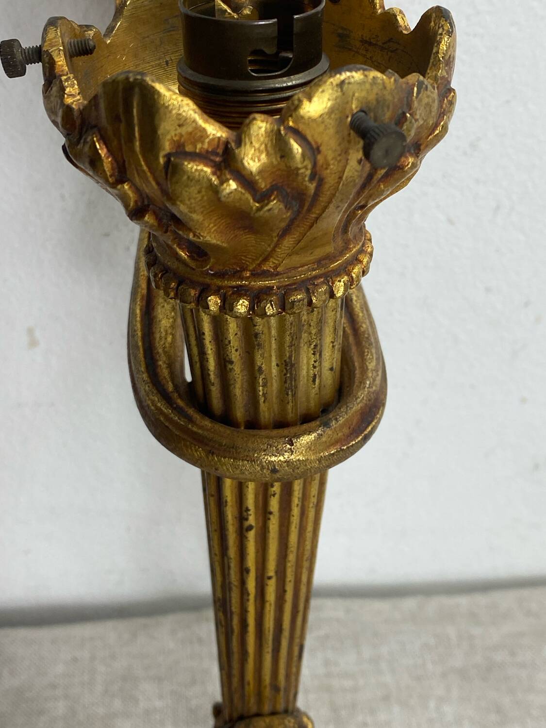 Bronze wall light, decorated with a bow and ribbon.