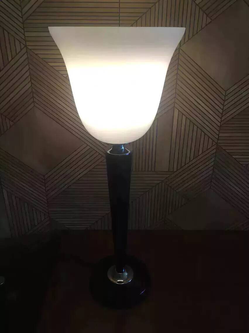 Black lacquered wood and white opaline lamp