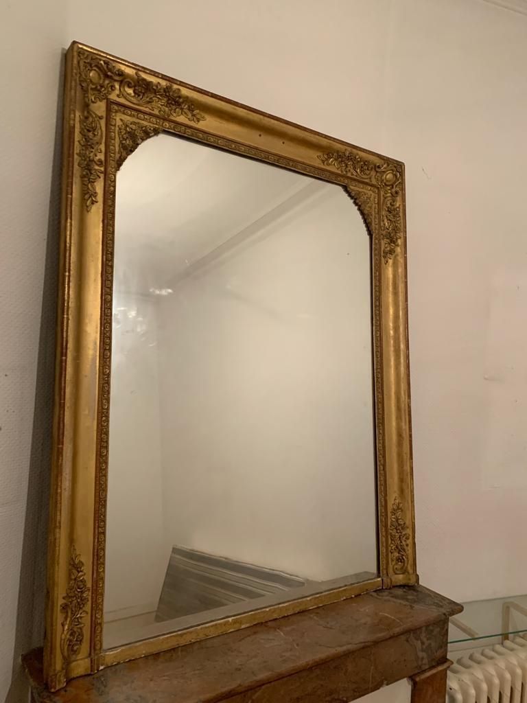 Nineteenth century mirror in wood and stucco gilded with rich gold leaf ornamentation, 101x127 cm