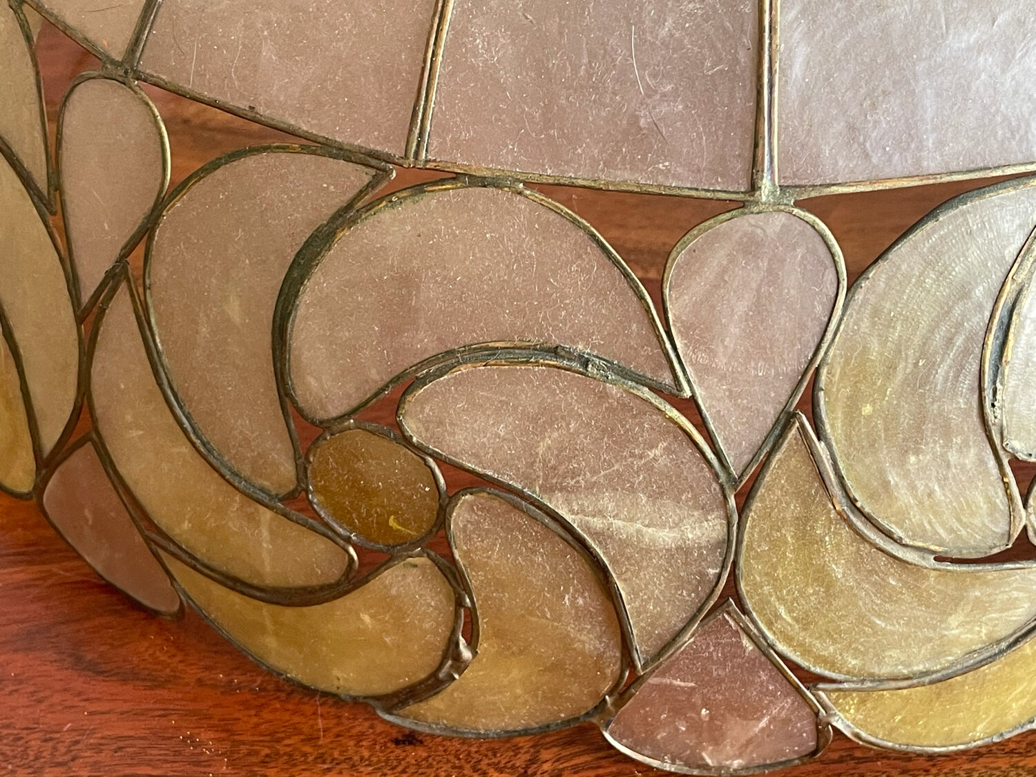 Mother-of-pearl and brass suspension