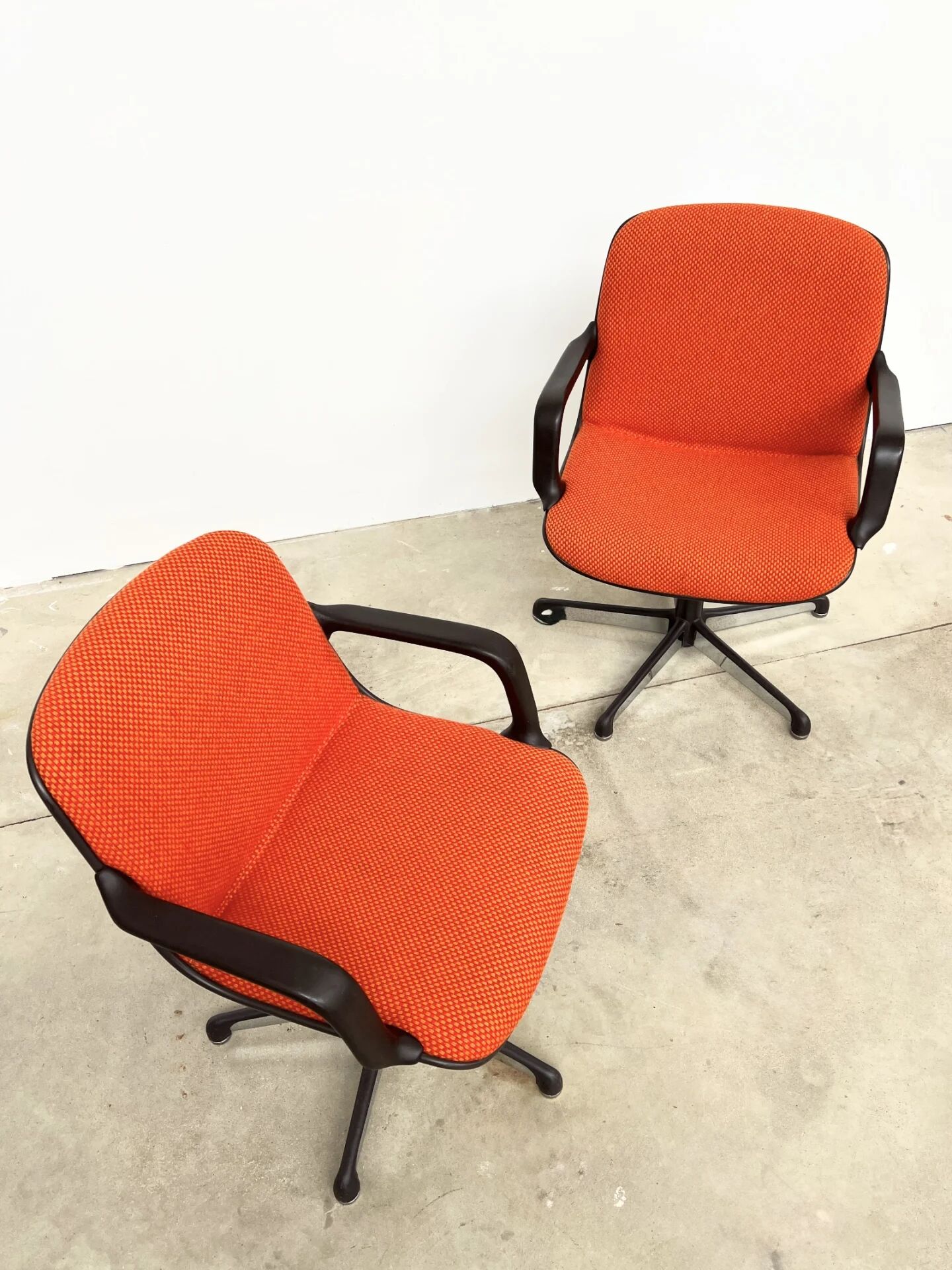 Visitor chair Charles Pollock for Comforto — orange wool, 1970s