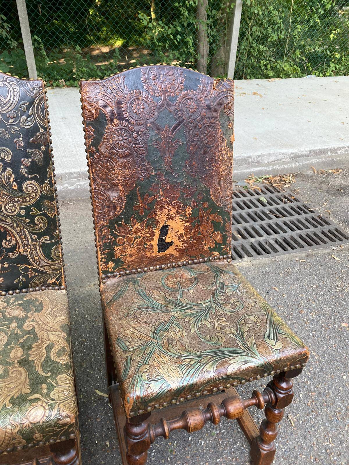 8 chaises basques espagnoles en cuir vert et marron doré