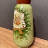 Vase en opaline à décor de cartouche émaillé or fin XIXe