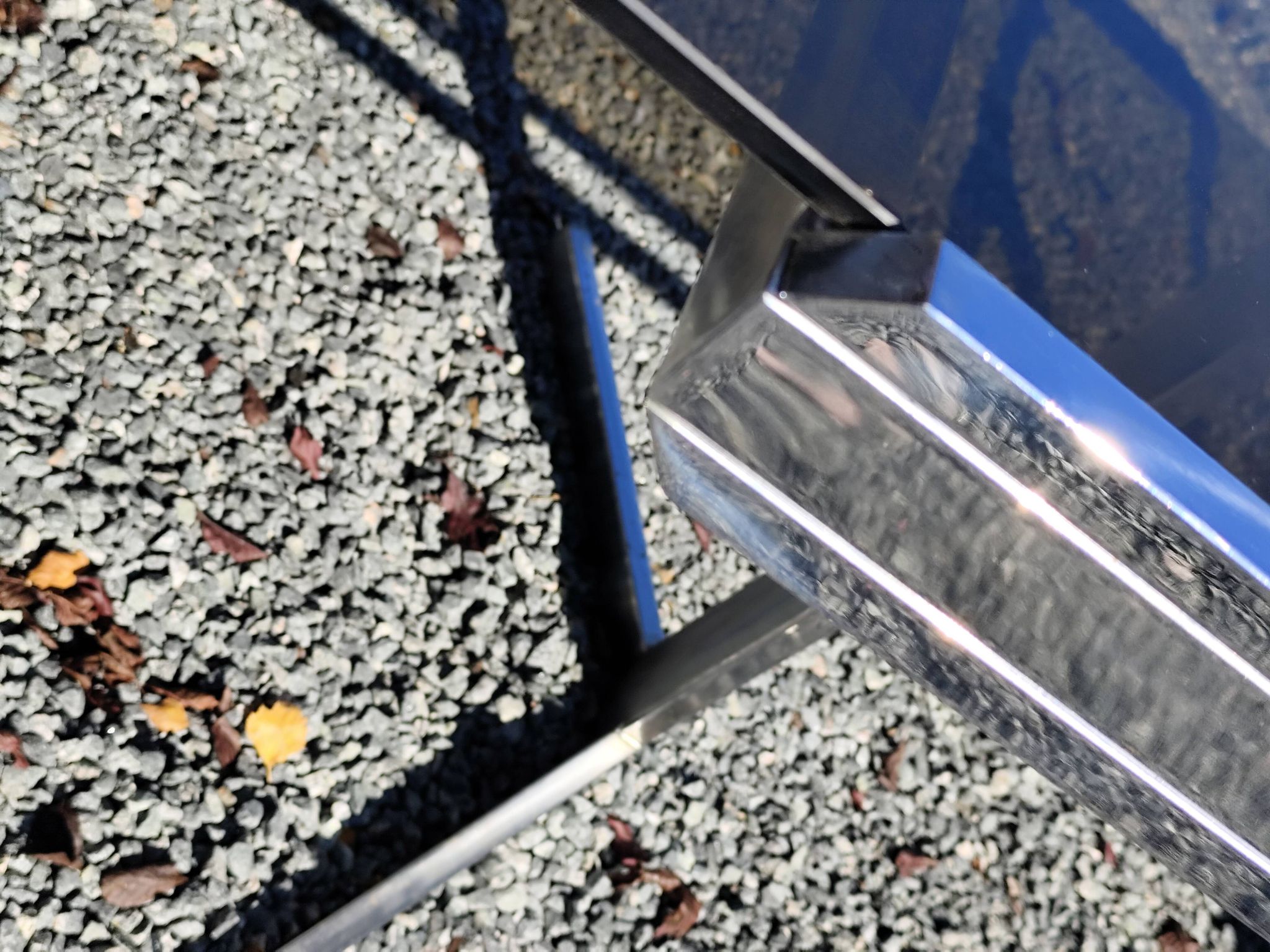 Table pietement chromé et verre fumé année 70 avec allonges