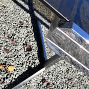 Table pietement chromé et verre fumé année 70 avec allonges