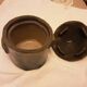 Pot terre vernissee brillant et mat  feutrine noirecsur le fond