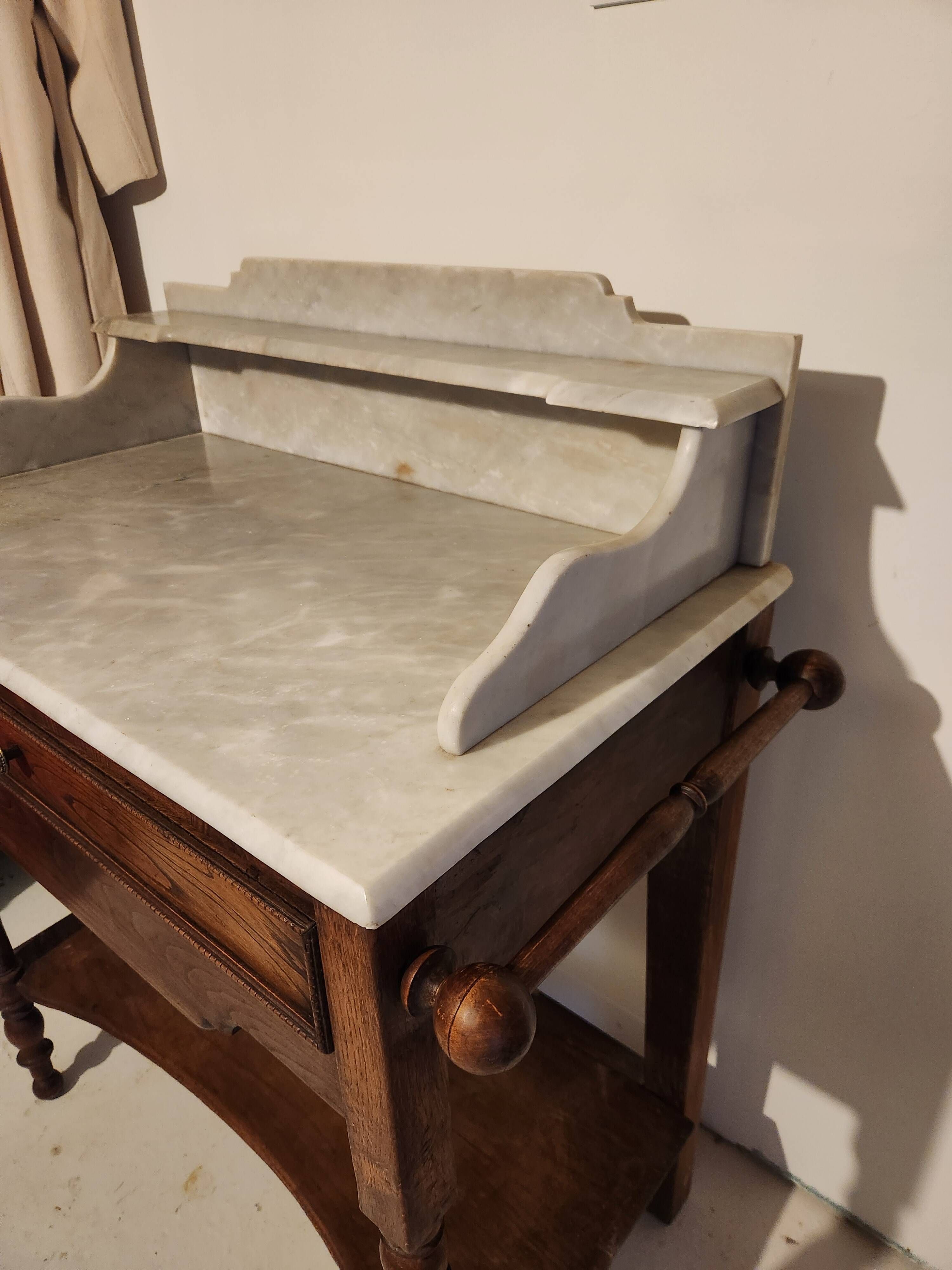 Dressing table in oak wood with a slightly veined white marble top.