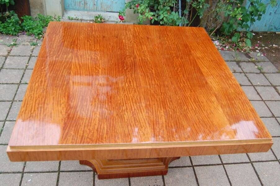 Art Deco table in moiré mahogany from the 1930s.