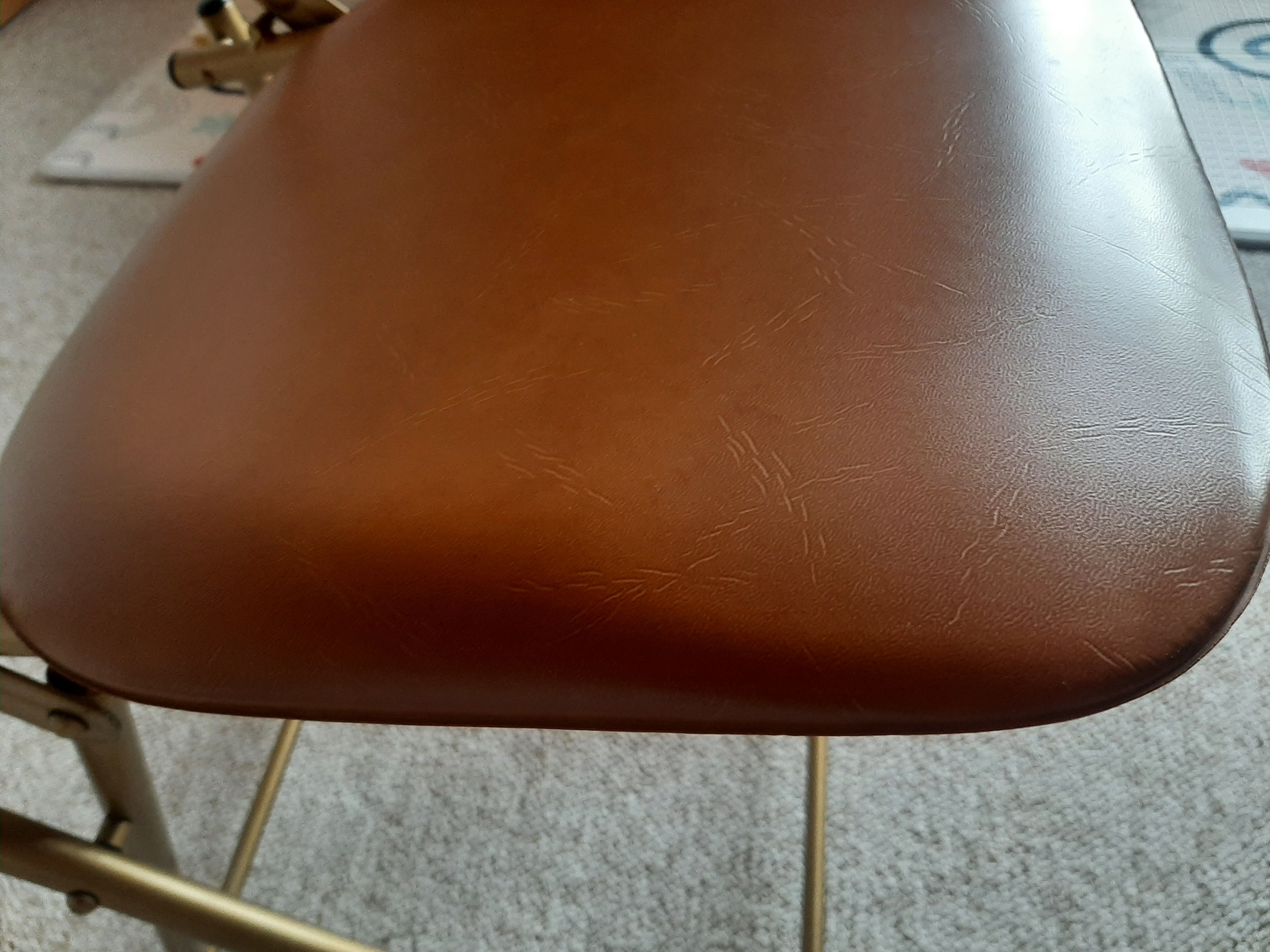Chaise pliante structure tube et simili cuir