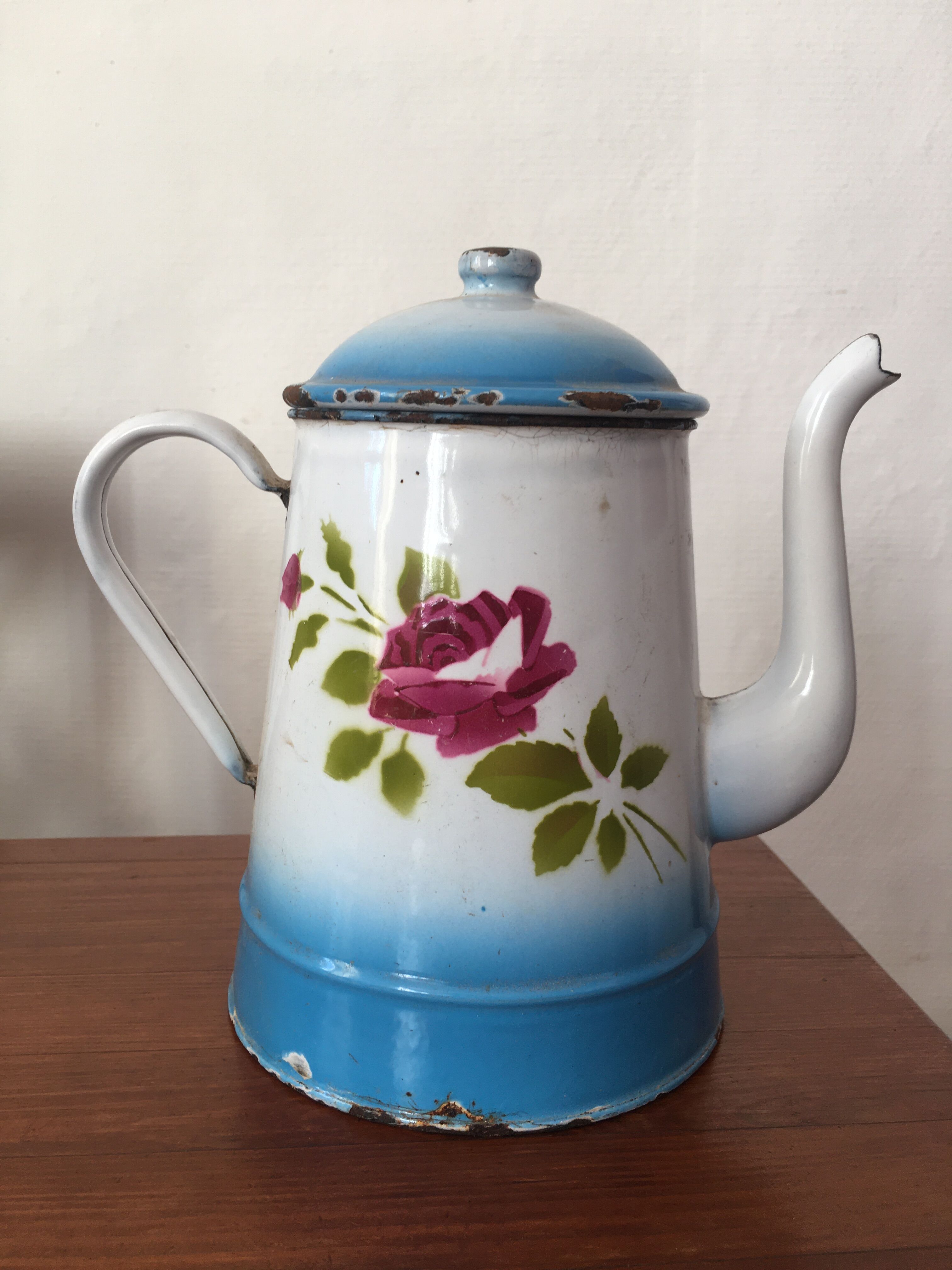 40s coffee maker in shabby enamelled sheet metal