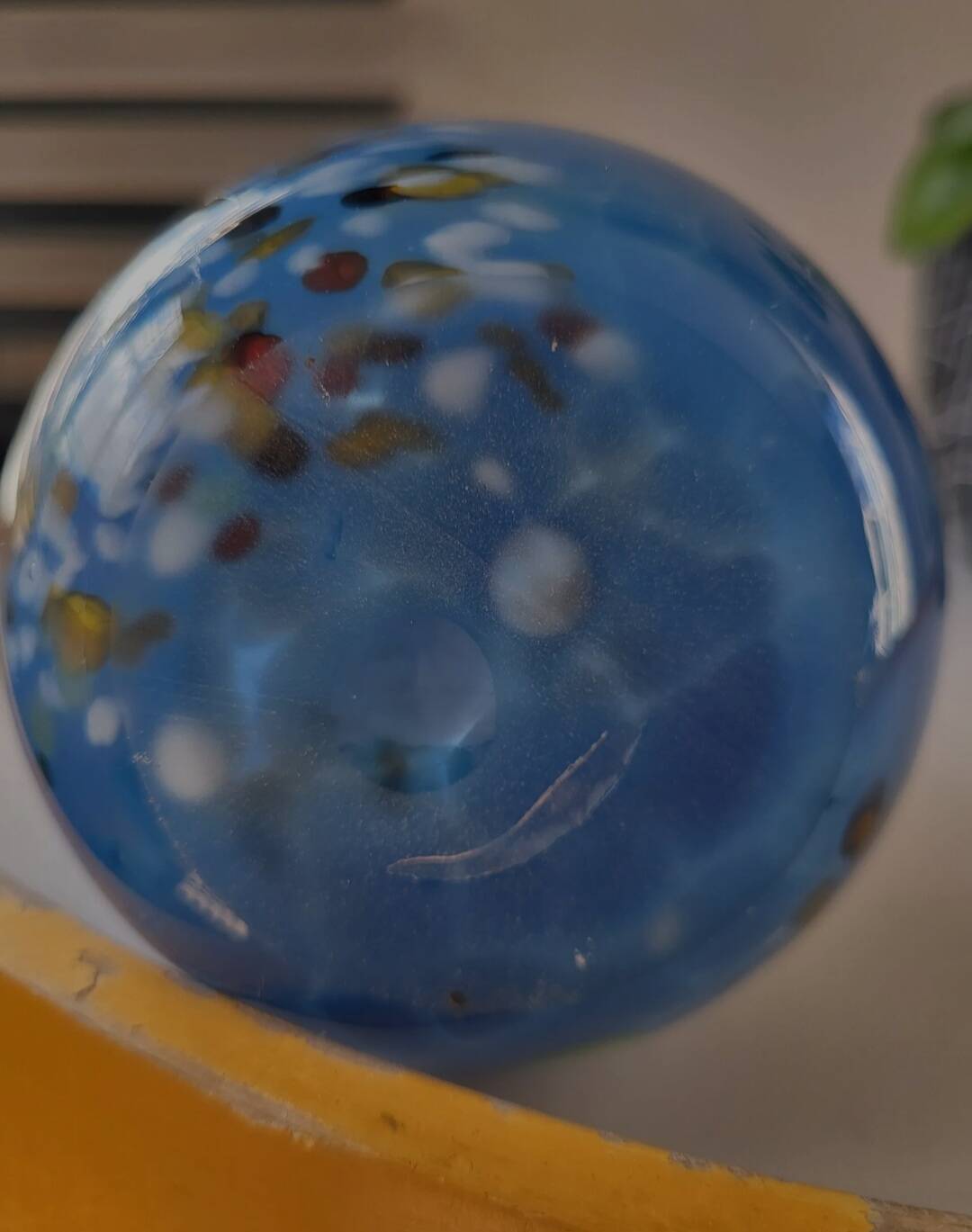 Meerkleurige soliflore vaas, vermoedelijk Frankrijk