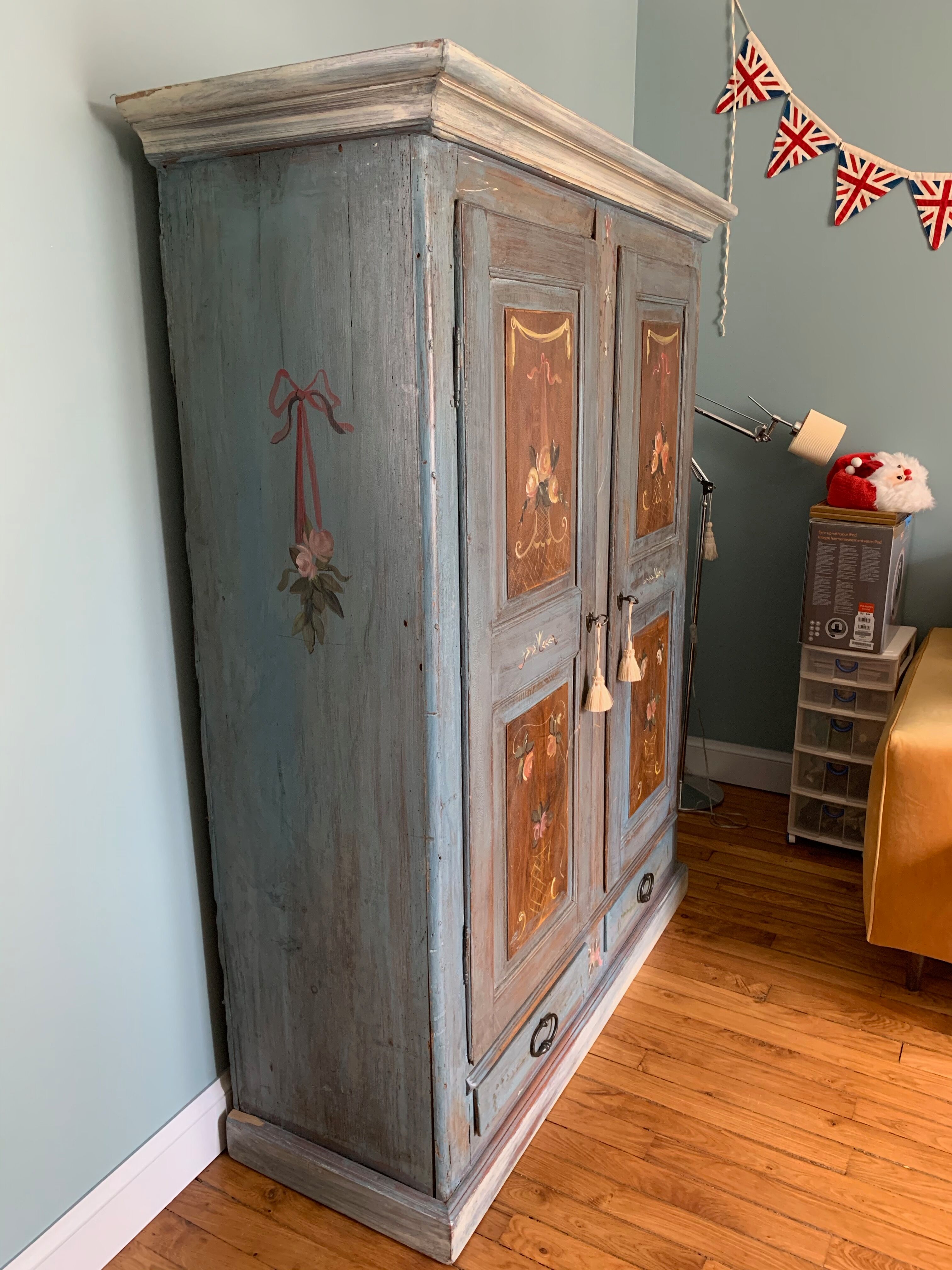 Wardrobe caravan 19th