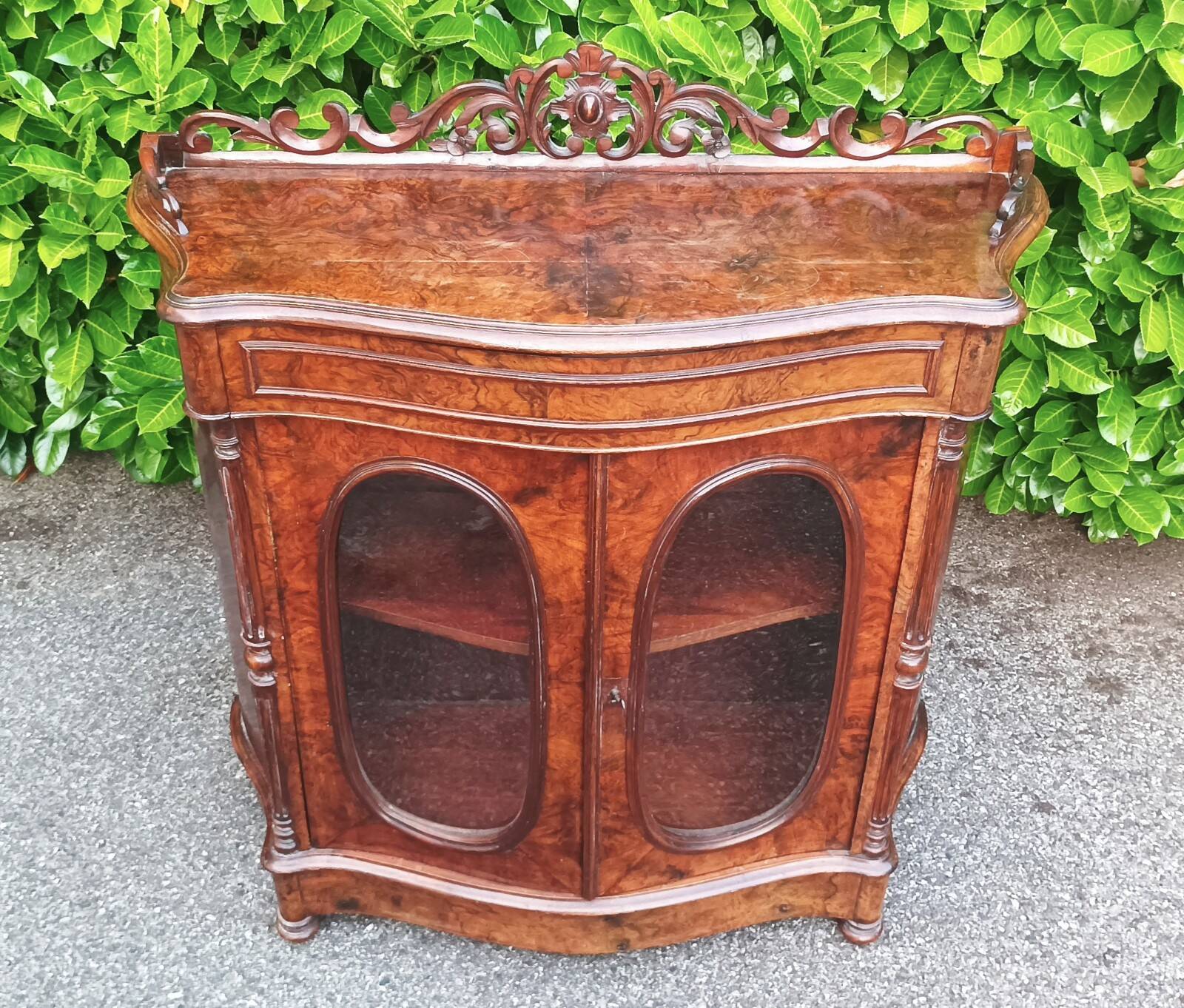 Napoleon III period display cabinet in rosewood.