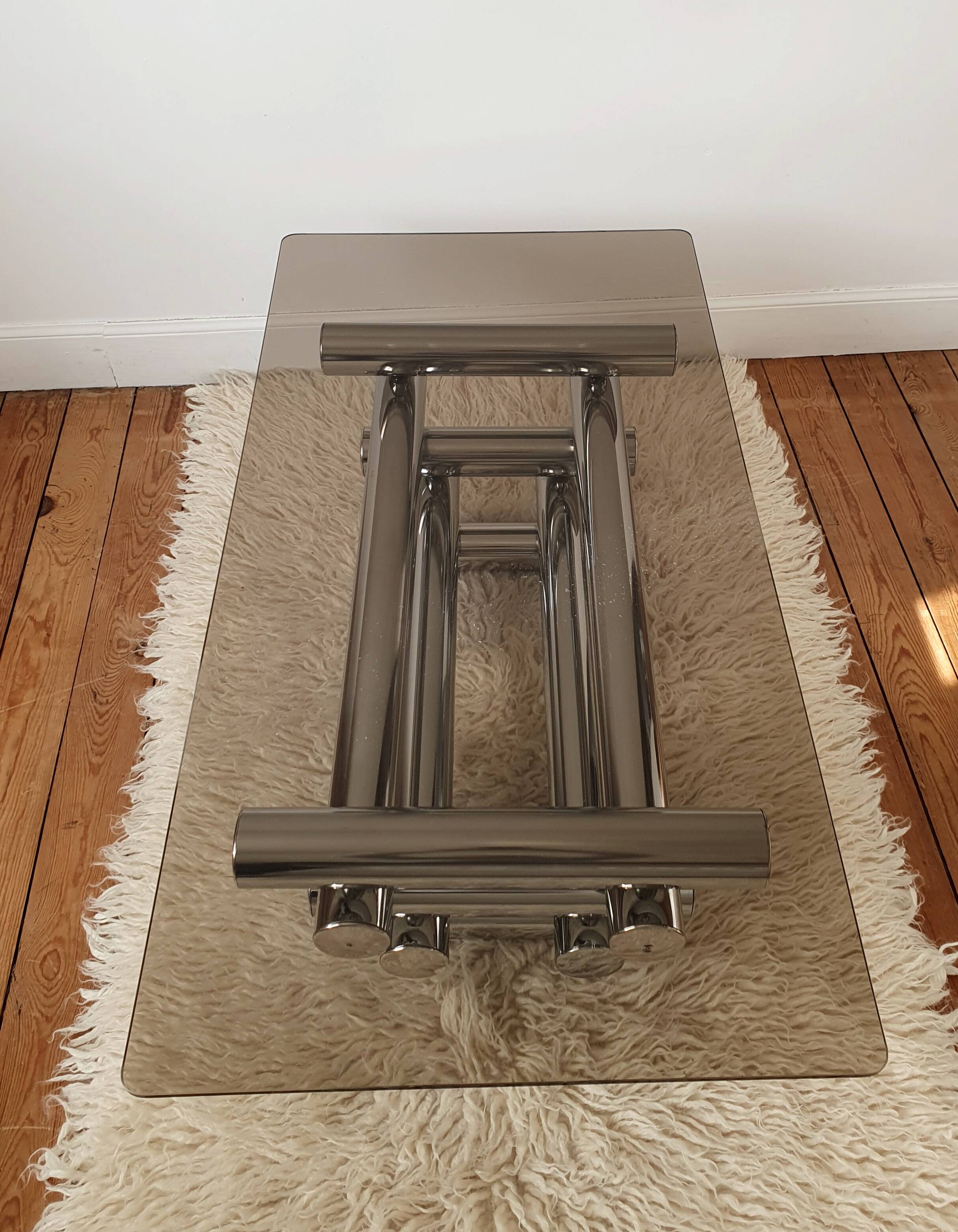 Design coffee table with chrome legs 70