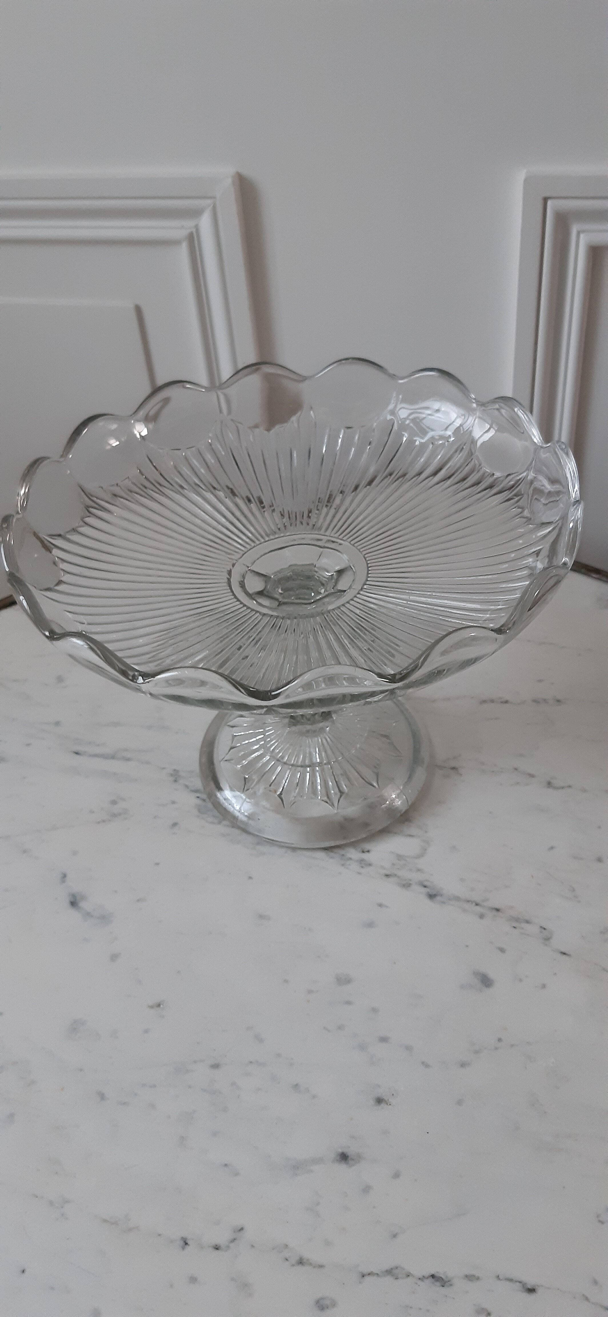 Compotier / servant in molded glass 30s