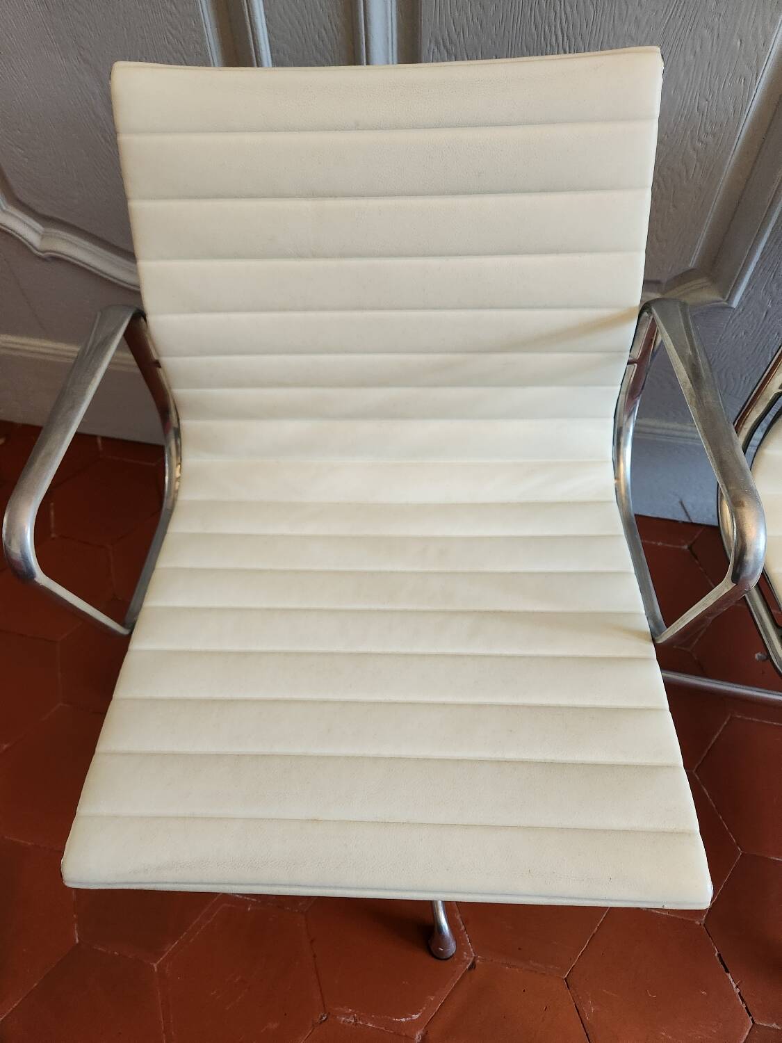 Fauteuil EA 108 Eames édité par Vitra