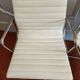 Fauteuil EA 108 Eames édité par Vitra