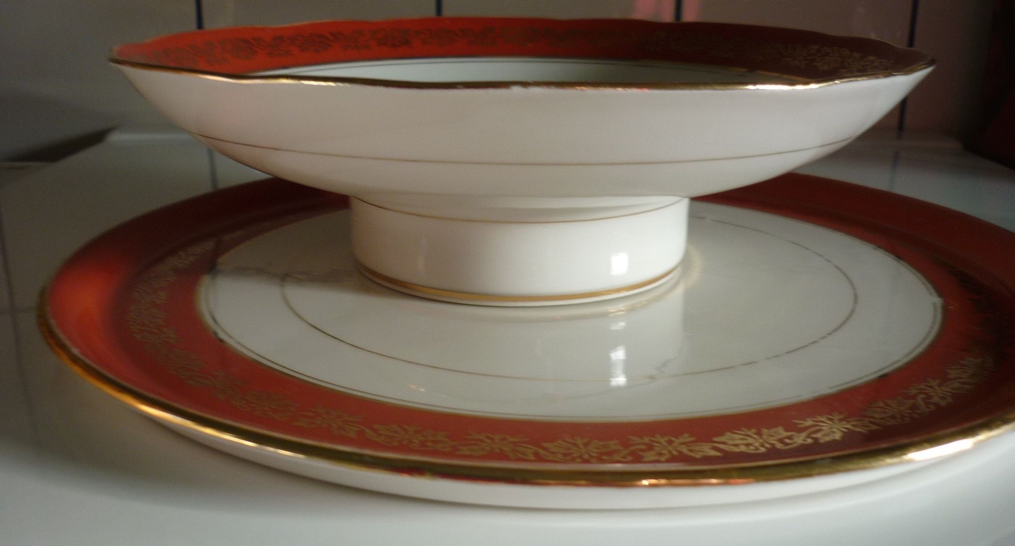 Lot assiette et plat en porcelaine de Limoges avec liseré orange et or