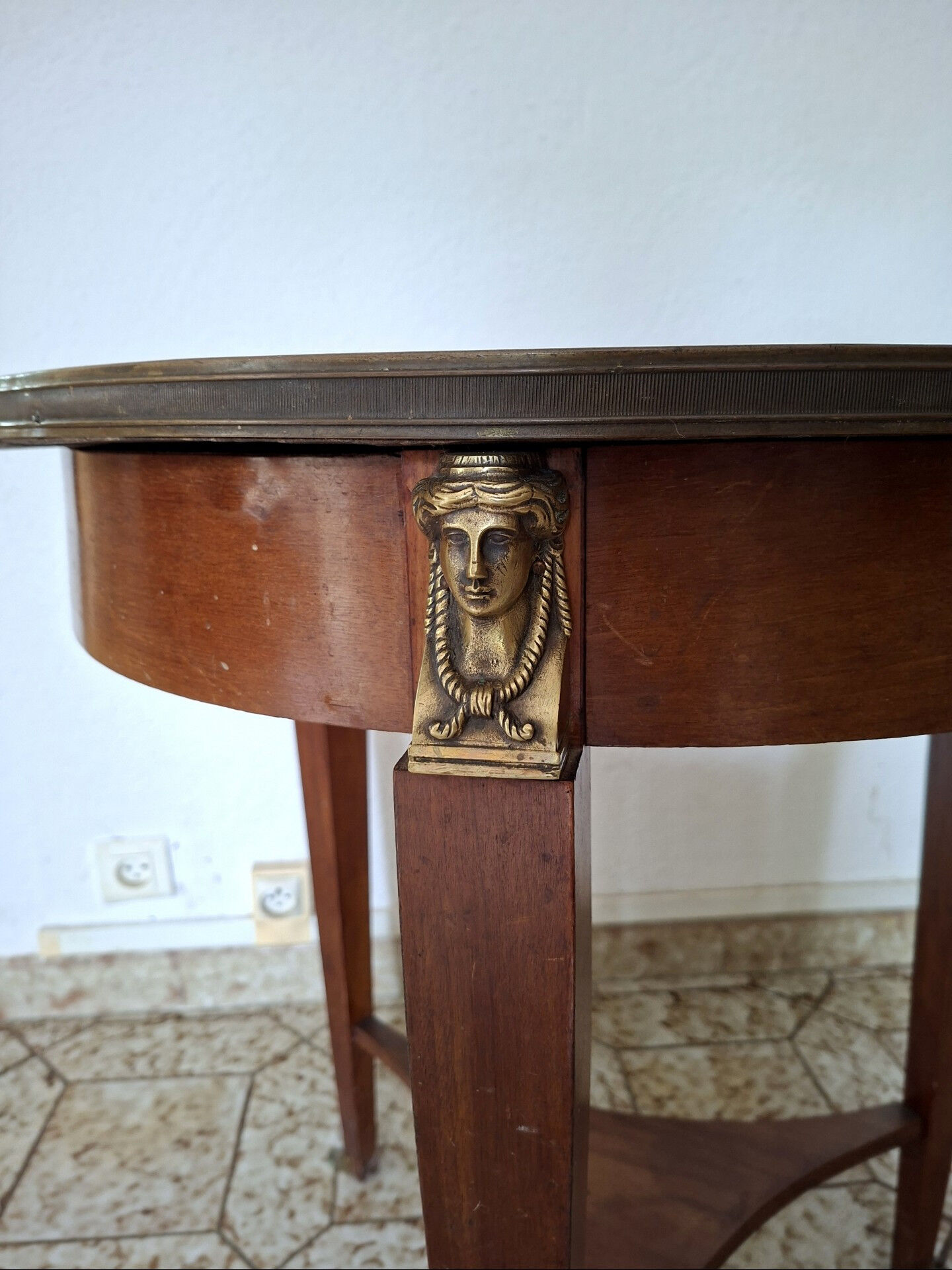 Empire guéridon table in mahogany with a black marble top and gilded bronze.