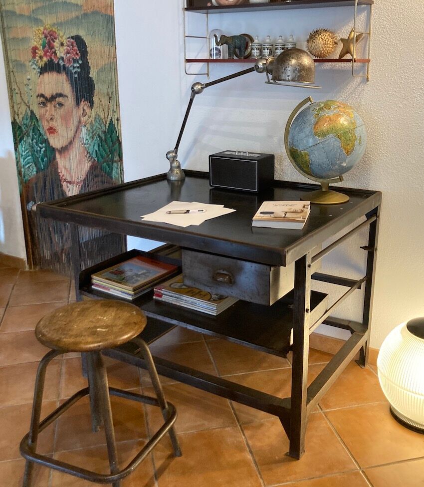 Former postal sorting table La Poste PTT 70