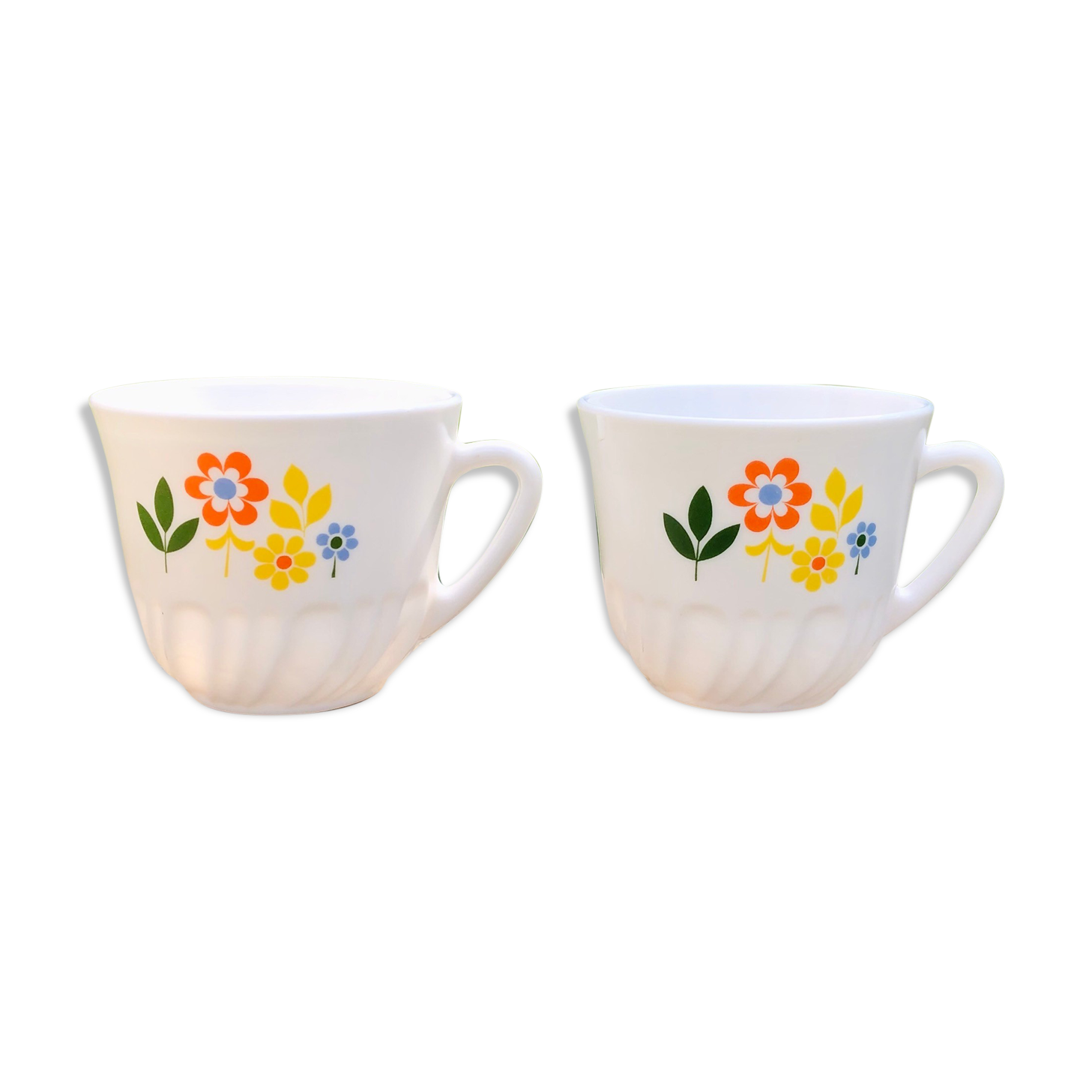 Pair of Arcopal Fleurette cups