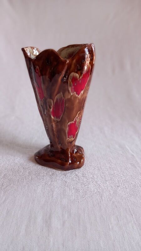 Ceramic vase, brown background, decorated with stylized tulips