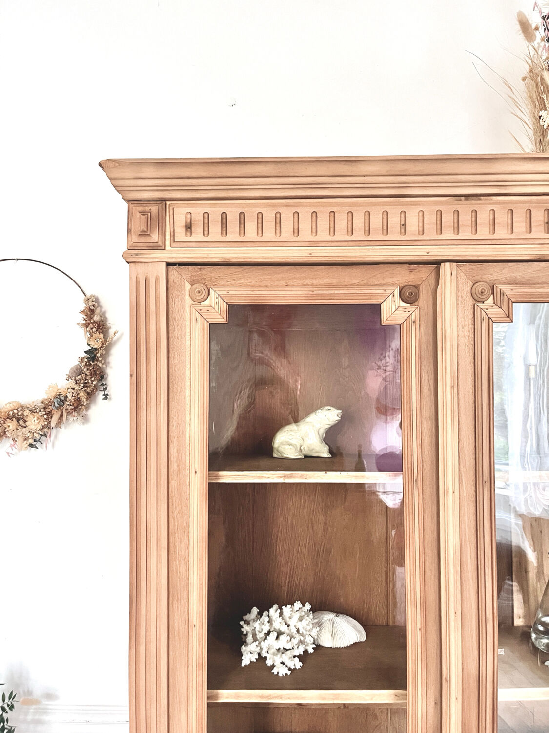 Glass cabinet from the early 20th century.