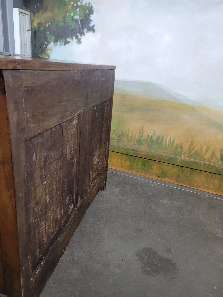 Low walnut buffet from the 18th century.