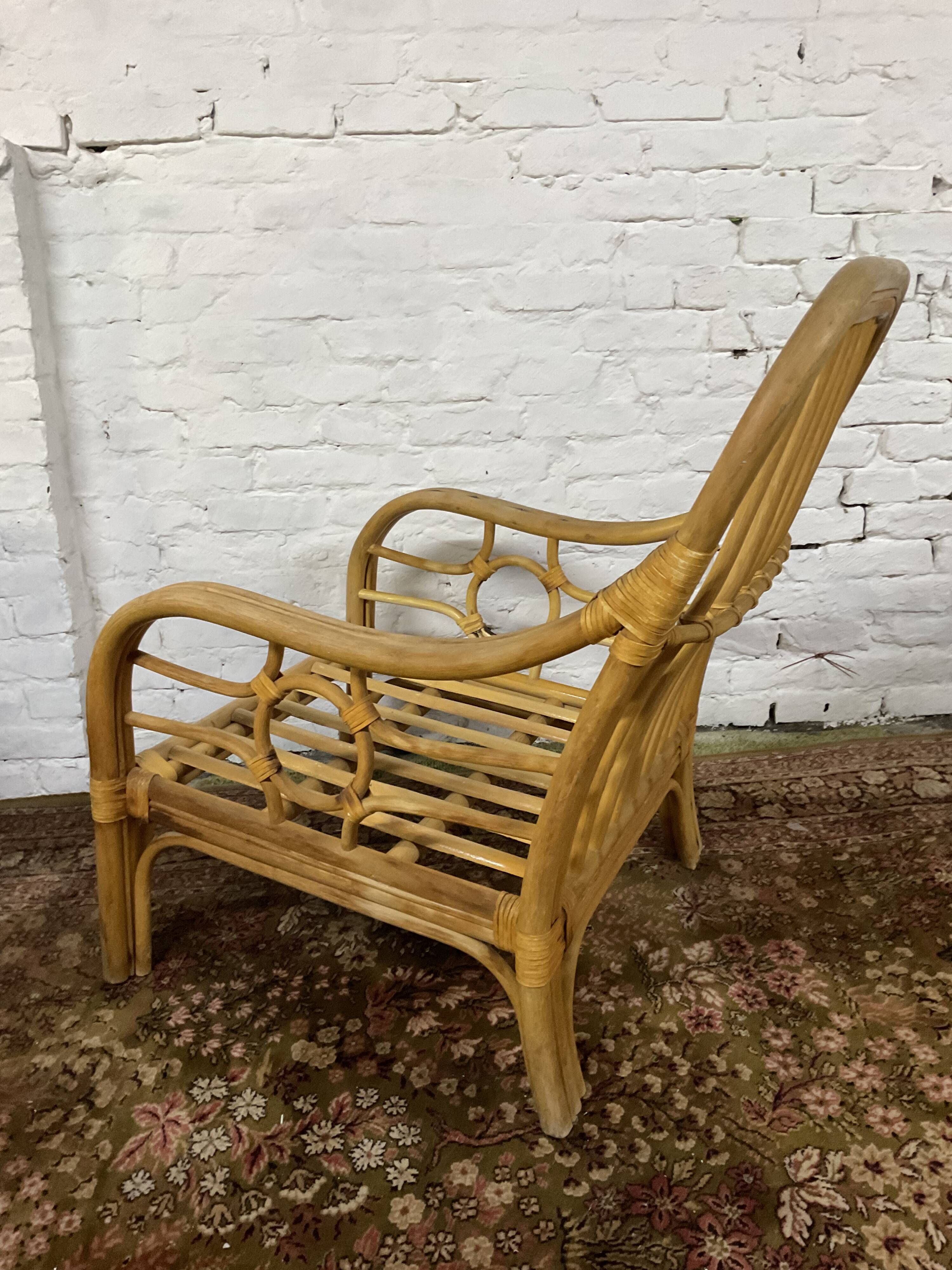 Fauteuil chauffeuse vintage en rotin des années 70