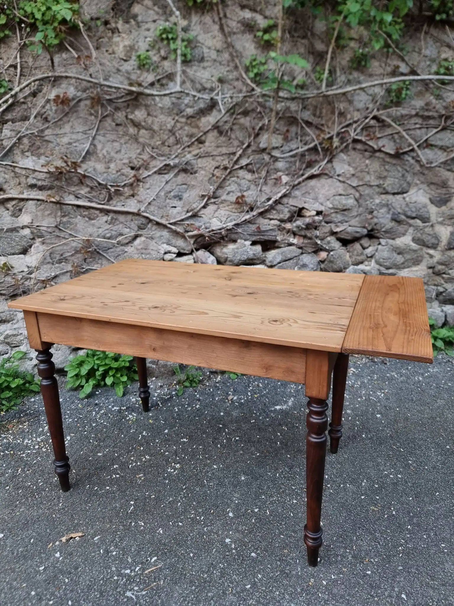 Vintage pine table with drop-leaf extension and turned beech legs, France, 1930s.