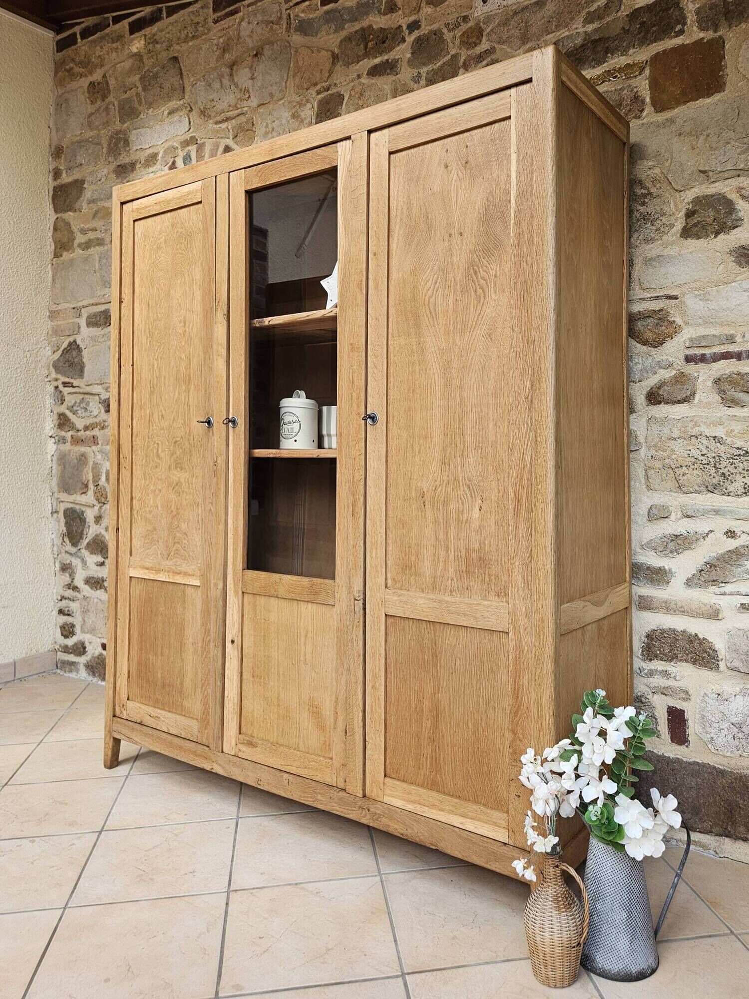 Parisian display cabinet
