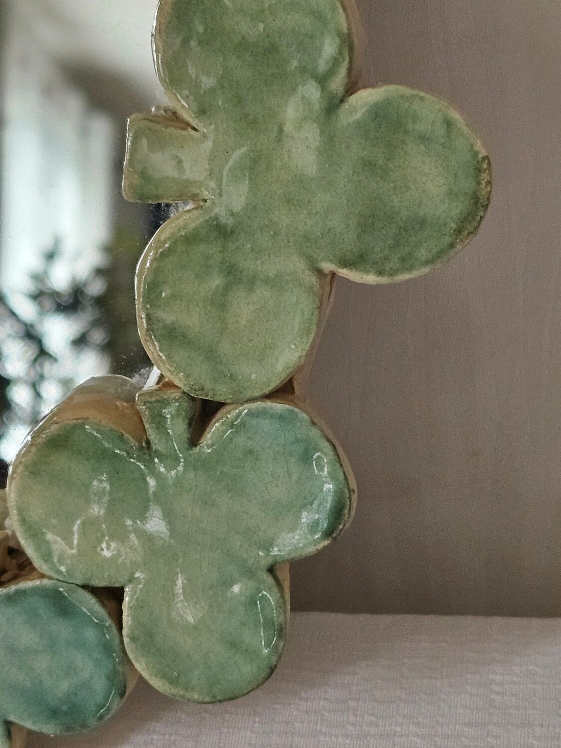 Ceramic mirror with clovers