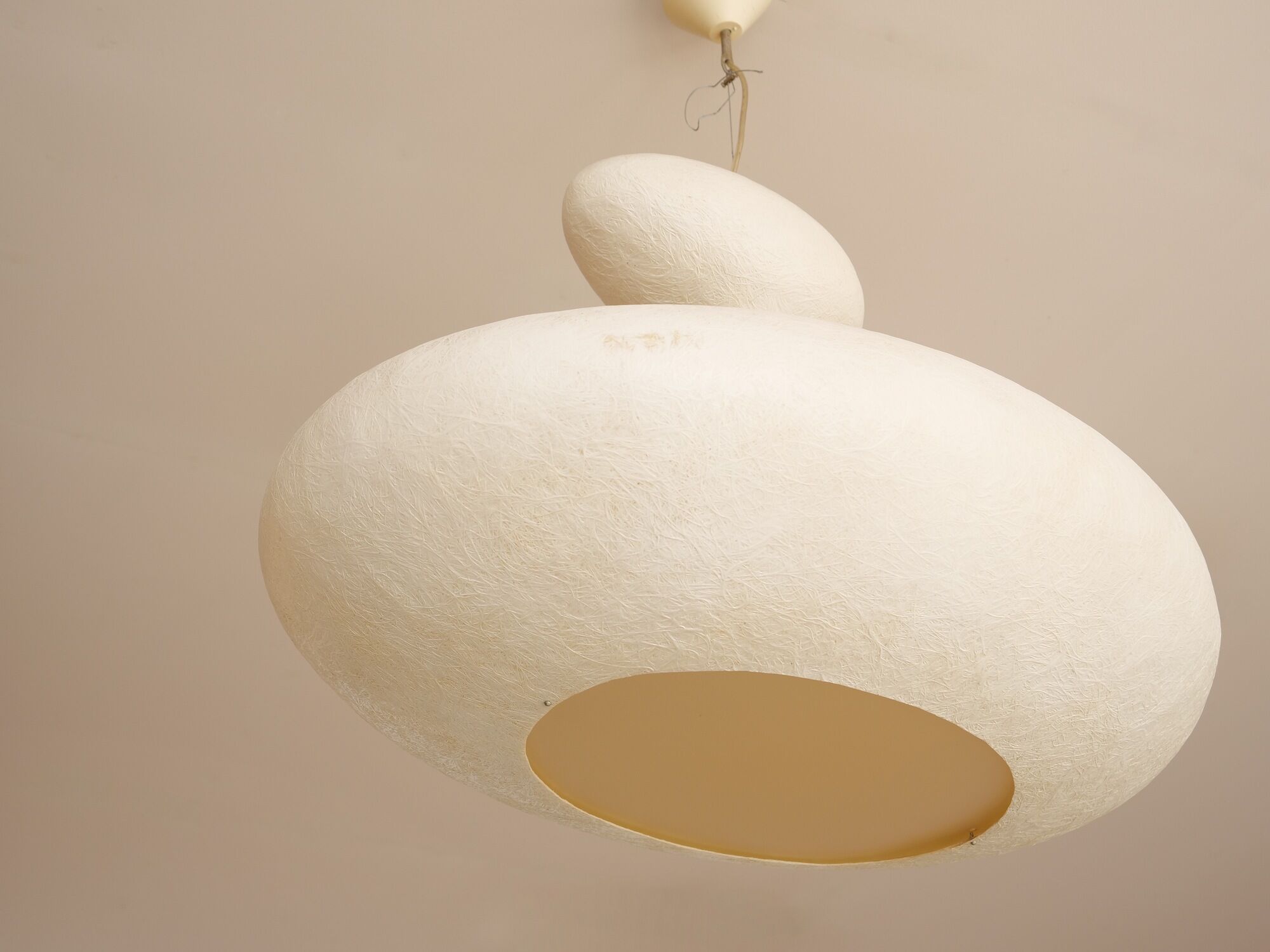 Organically shaped suspension made of ecological fibers