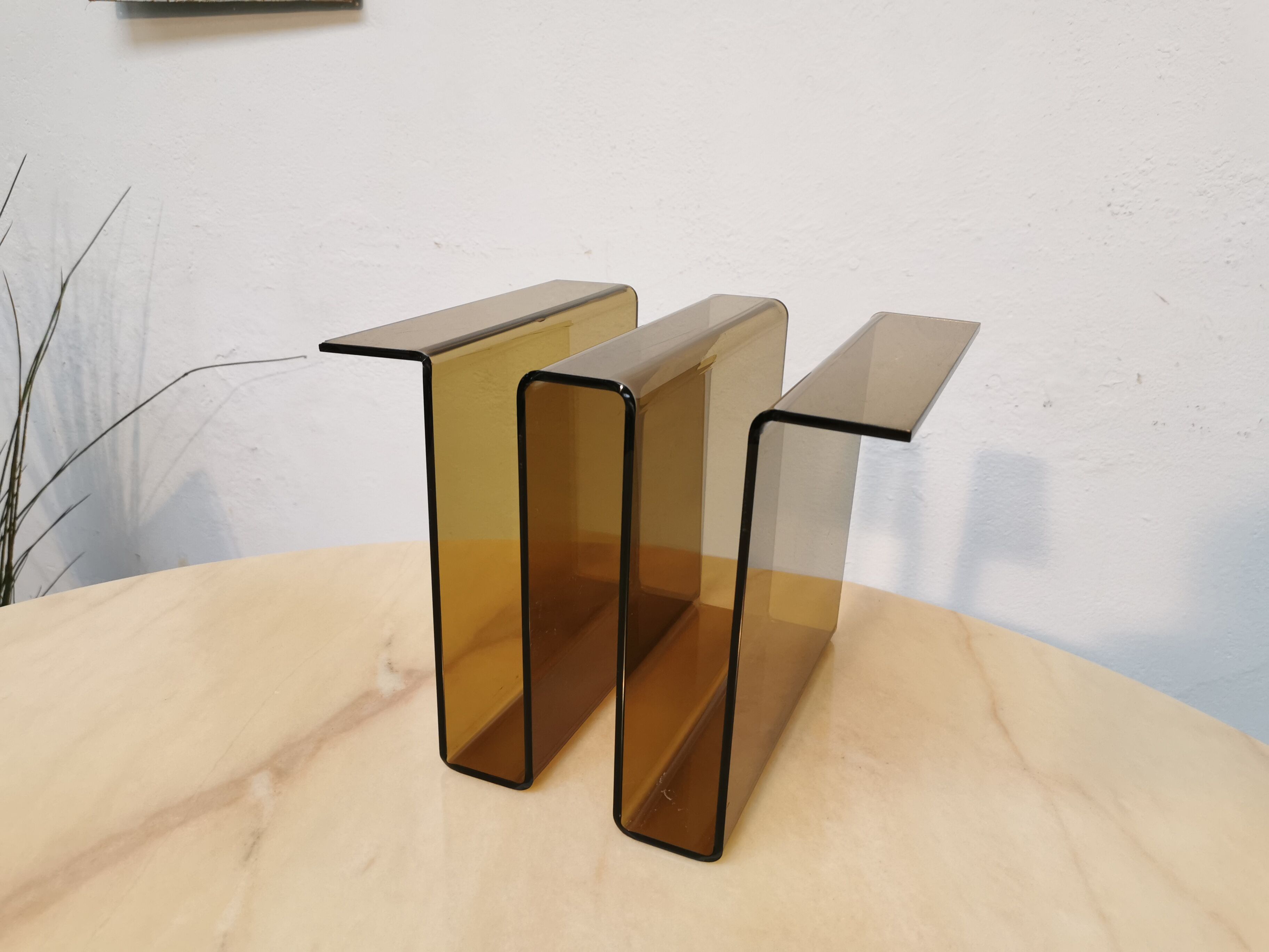 Vintage magazine door Plexiglas 1970