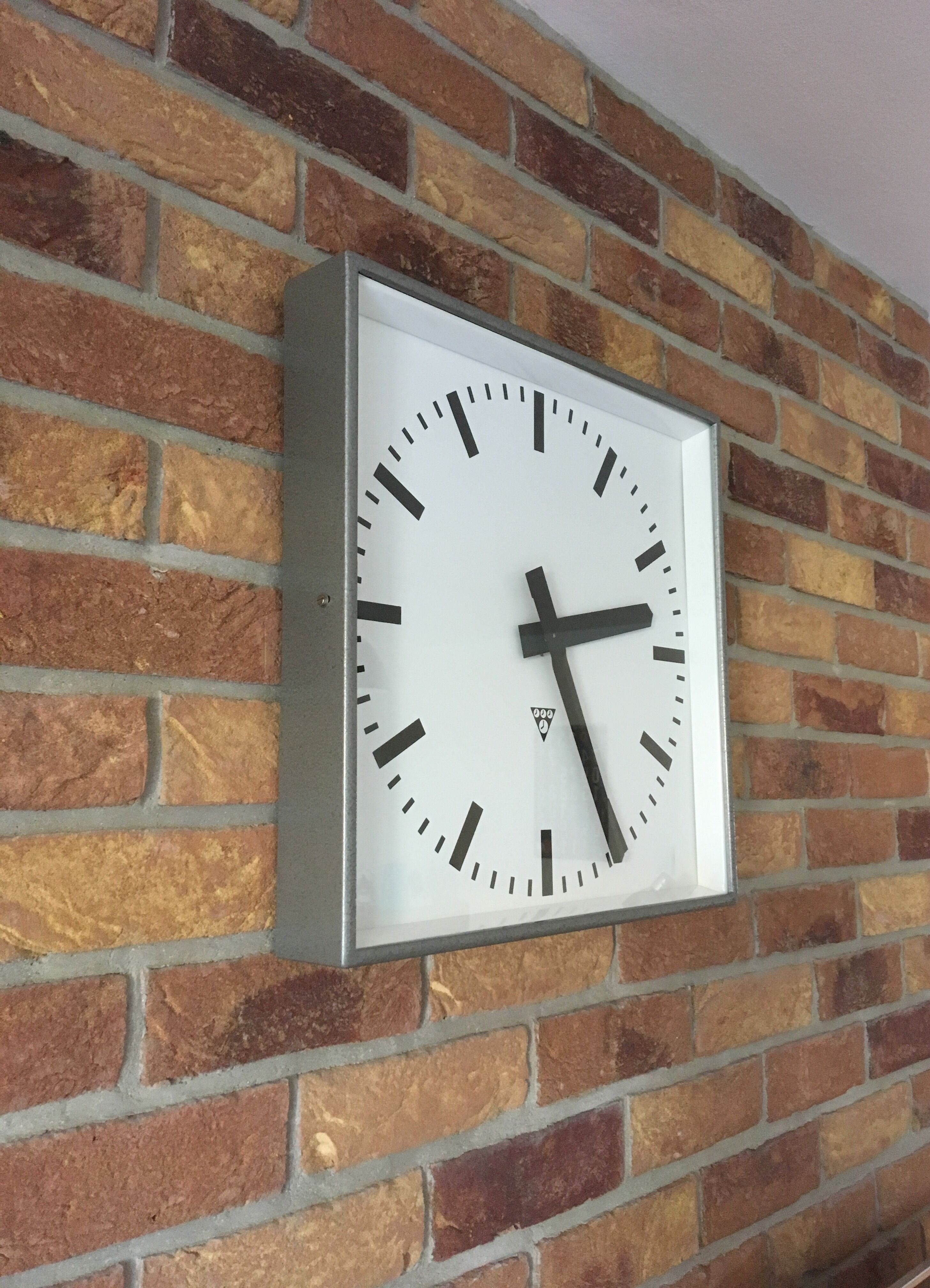 Horloge murale carrée Pragotron, années 1960