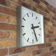 Horloge murale carrée Pragotron, années 1960