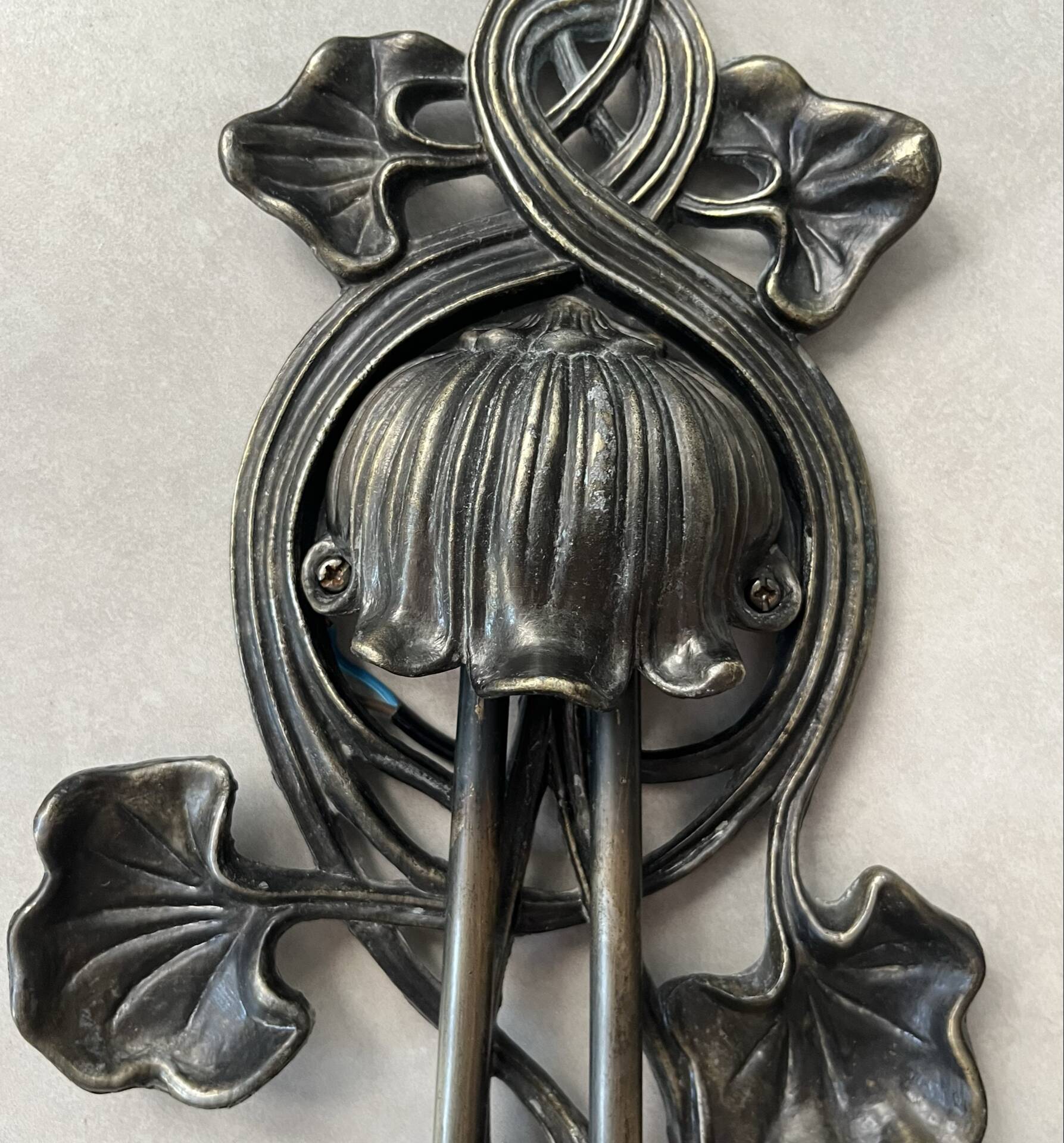 Apply 2 pink tulip Art Nouveau wall lights.