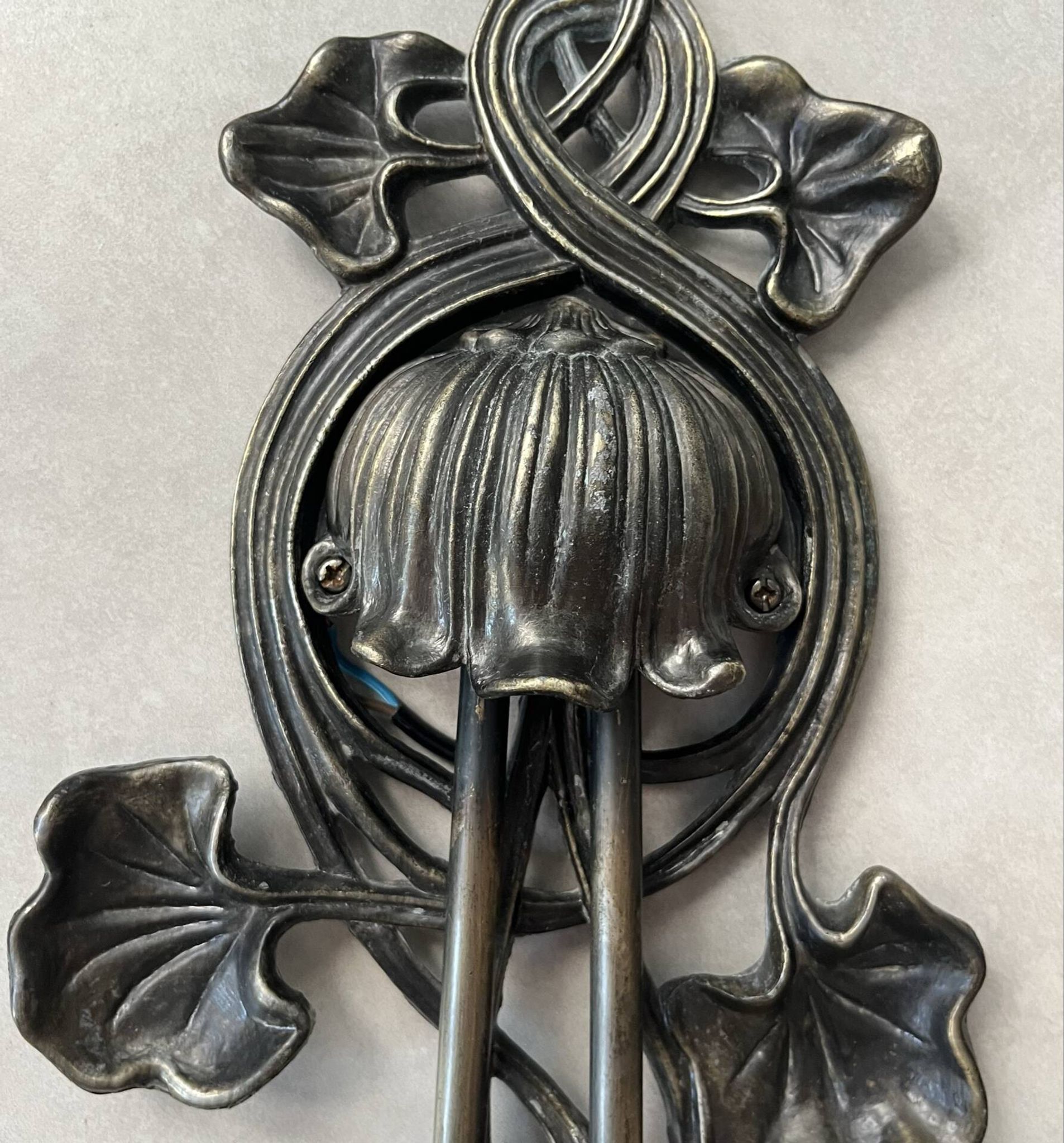 Apply 2 pink tulip Art Nouveau wall lights.