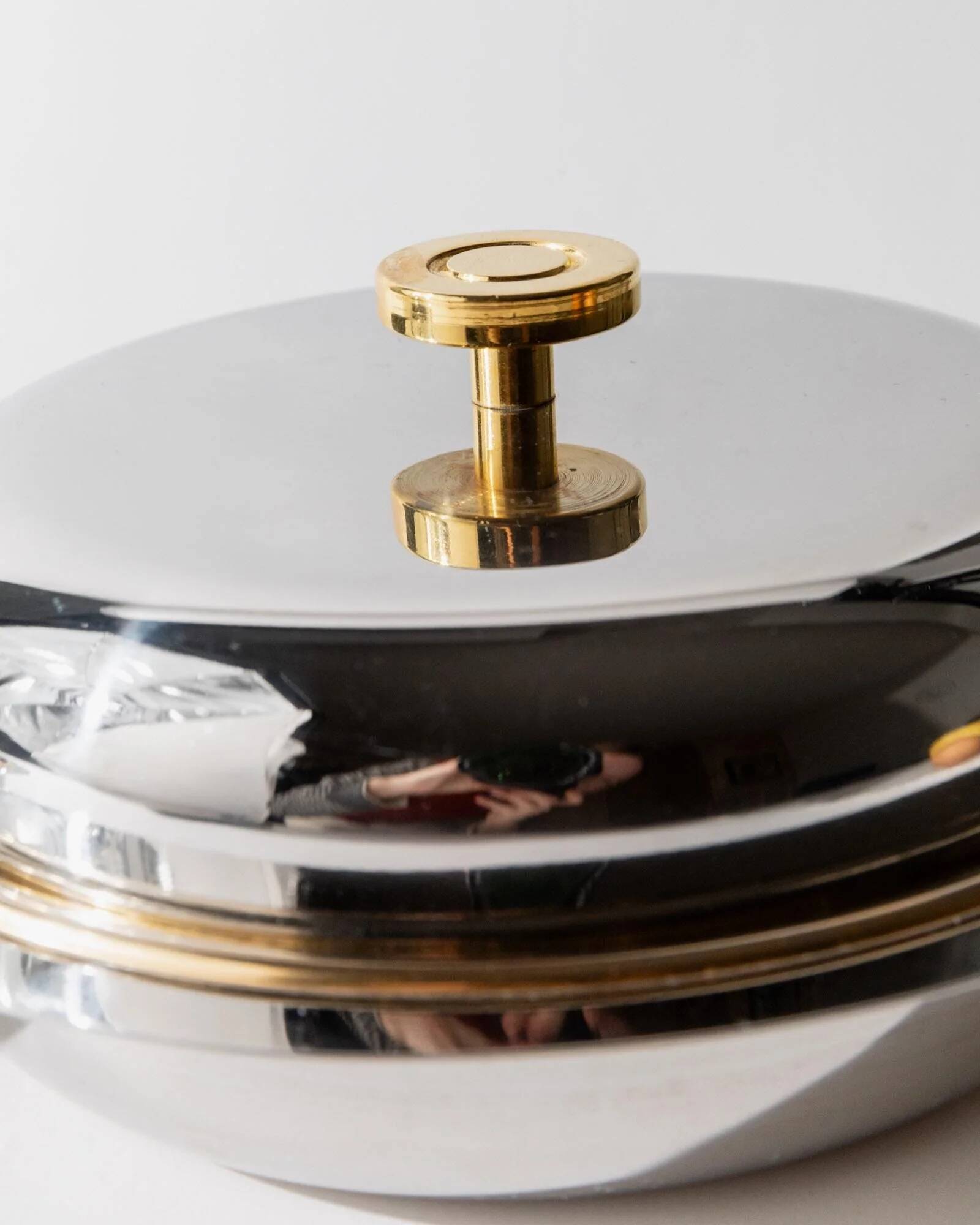 Vintage set of 2 stainless steel bowls with lids, 1980s, with gold details.