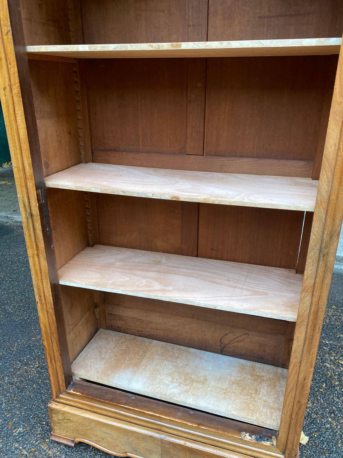 Louis XV bookcase in solid burr walnut from the 18th century