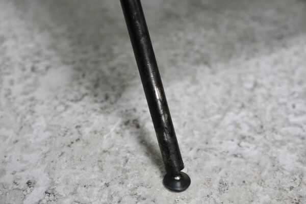 Chauffeuse, circa 1950. Simili-cuir brun.