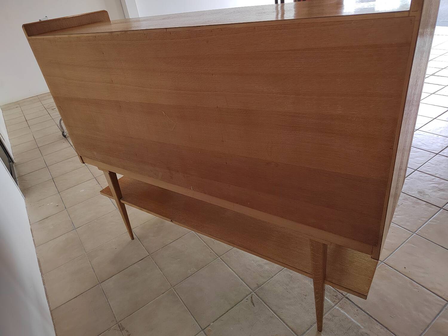 Superb tall sideboard in light oak, French work from the early 1950s
