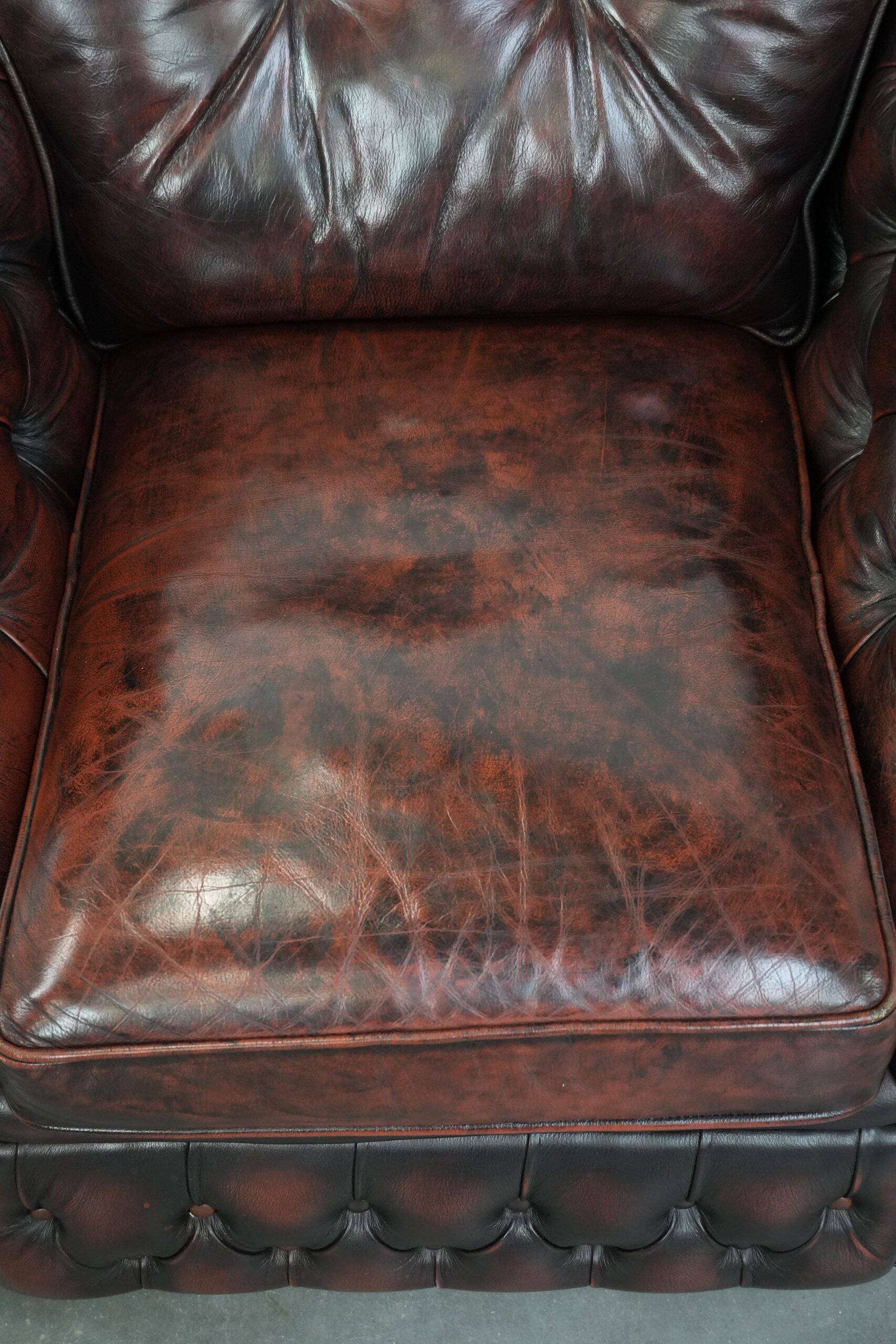Fauteuil Chesterfield en cuir marbré rouge de style anglais